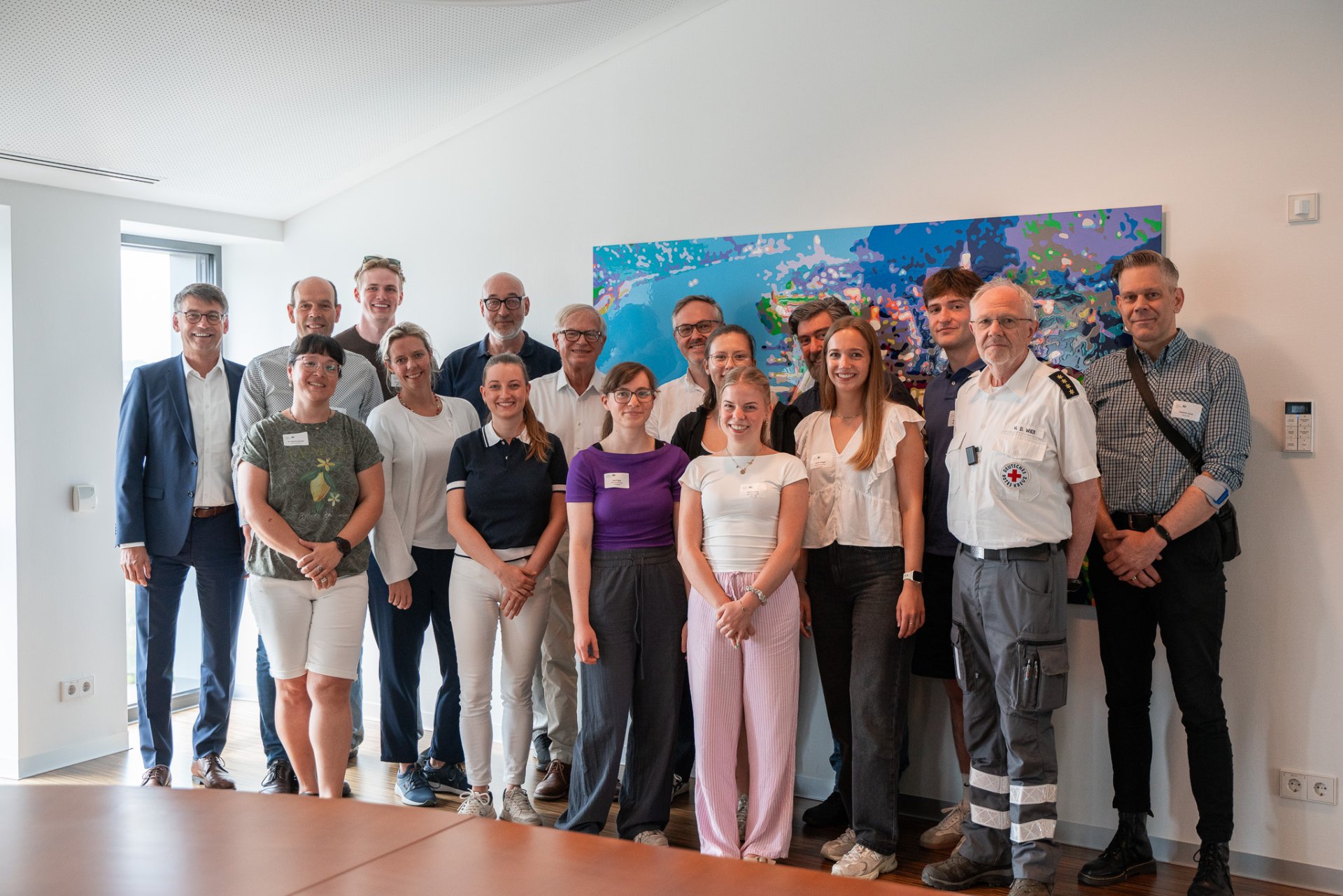 v.l.n.r.: Klaus Adams (Vorstandsvorsitzender KSK Rhein-Hunsrück), Volker Boch (Landrat), Dr. Stefanie Bender (Amtsärztin, Leiterin GA Simmern), Carl Gummersbach (Praktikant), Dr. Stephanie Zang (Oberärztin Diakonie Kliniken Hunsrück gGmbH), Guido Scherer (GA), Dr. Louise Brenner (Ärztin in Rheinböllen + Simmern), Dr. Georg Brenner (Arzt in Rheinböllen + Simmern), Lisa Etges (Praktikantin), Dr. Lukas Sabel (Arzt in Oberwesel), Cosima Naffin (Praktikantin), Emma Ihmig (Praktikantin), Axel Strähnz (Arzt in Oberwesel), Laura Gregori (Praktikantin), Edon Rufati (Praktikant), Heinz-Dieter Wieß (Kreisbereitschaftsleiter DRK KV), Dominic Daub (Dezernent KV Rhein-Hunsrück)