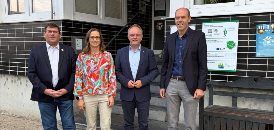 Gemeinsam vor dem Bürogebäude in der Dolkstr. 19 in St. Goarshausen, v. l.: Landrat Jörg Denninghoff (Rhein-Lahn-Kreis), Geschäftsführerin Nadya König-Lehrmann, Bürgermeister Mike Weiland und Landrat Volker Boch (Rhein-Hunsrück-Kreis) Gemeinsam vor dem Bürogebäude in der Dolkstr. 19 in St. Goarshausen, v. l.: Landrat Jörg Denninghoff (Rhein-Lahn-Kreis), Geschäftsführerin Nadya König-Lehrmann, Bürgermeister Mike Weiland und Landrat Volker Boch (Rhein-Hunsrück-Kreis)