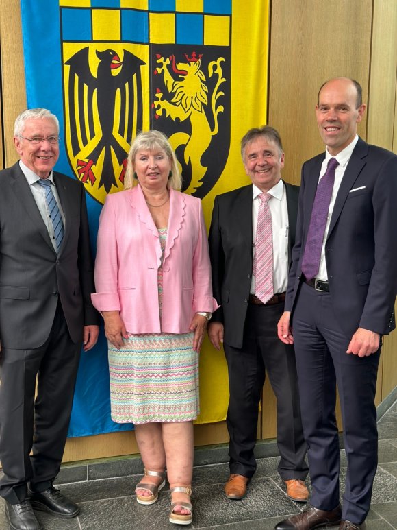 Vier Personen stehen nebeneinander: die Kreisbeigeordneten Dieter Schneider, Katharina Monteith und Wolfgang Spitz sowie Landrat Volker Boch.
