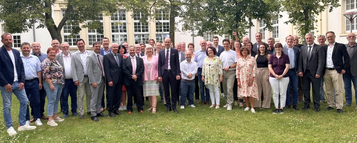 Gruppenfoto der Mitglieder des Kreistags nach der konstituierenden Sitzung am 11. Juli 2024.